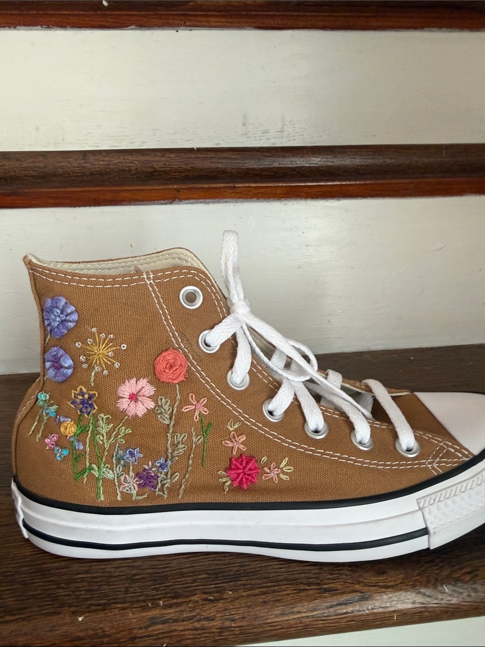 Tan Converse High Tops w Floral Embroidery - 7.5 - Picture 6 of 8